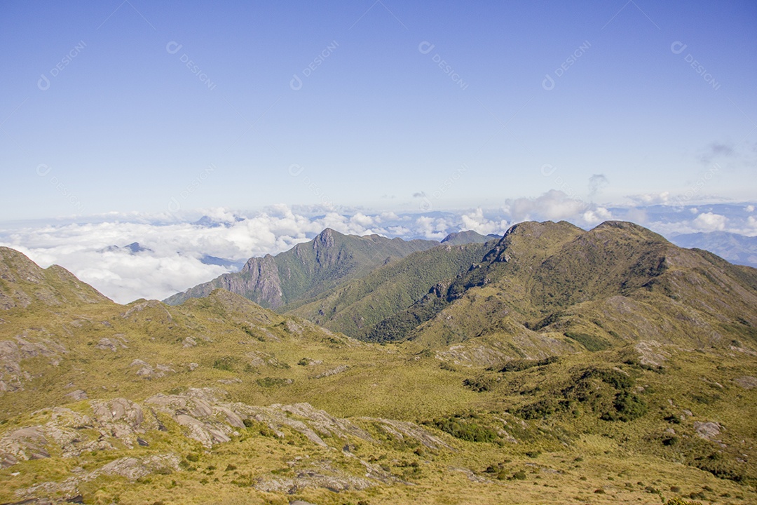 Trilha da montanha fina no Brasil.