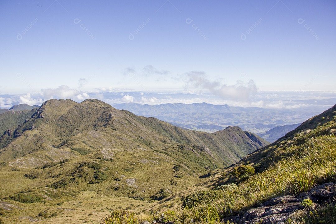 Trilha da montanha fina no Brasil.