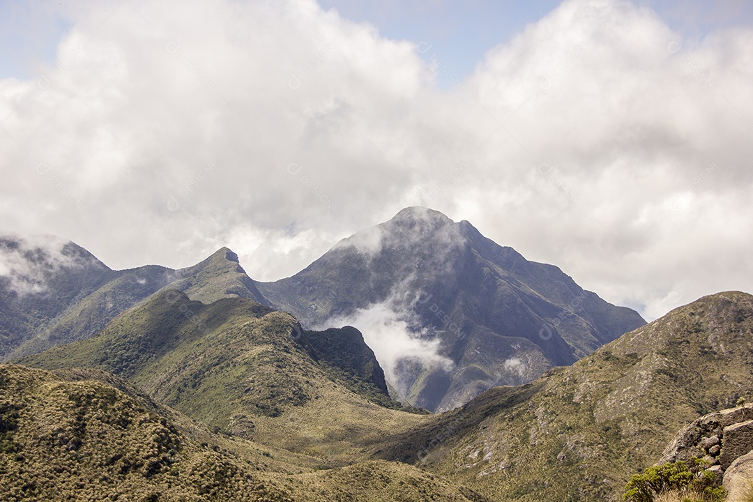 Trilha da montanha fina no Brasil.