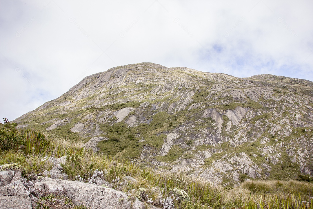 Trilha de montanha fina no Brasil.
