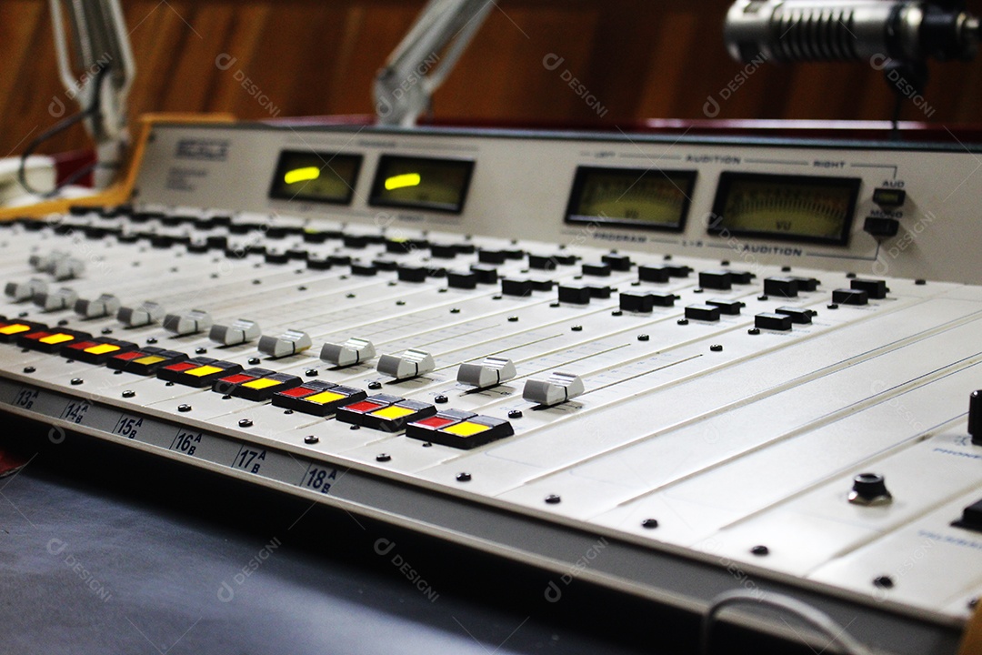 Equipamento de estúdio de rádio em JPG