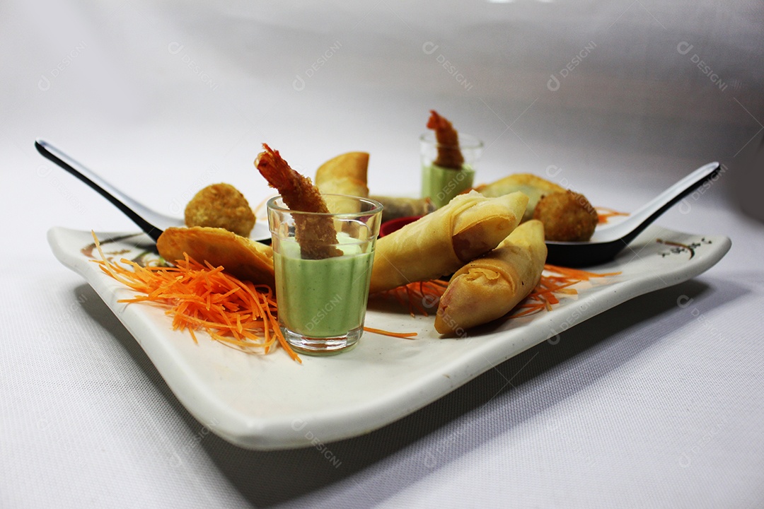 Prawn roll Alimento comida sobre prato restaurante