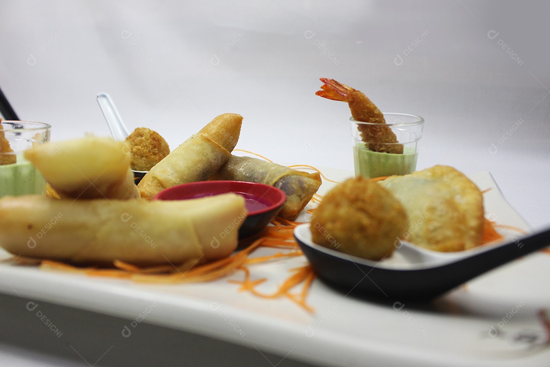 Prawn roll Alimento comida sobre prato restaurante