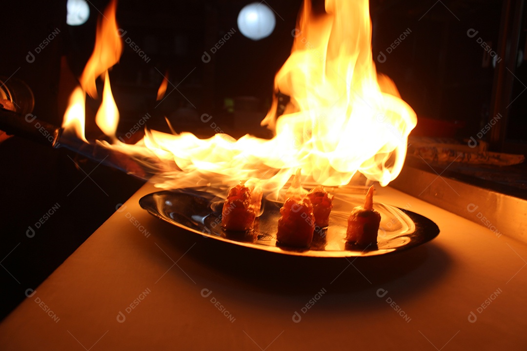 Panela pegando fogo sobre cozinha