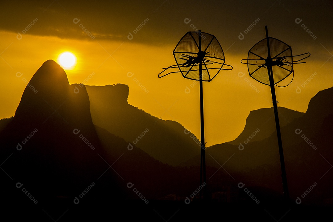 Pôr do sol no morro do Cantagalo.