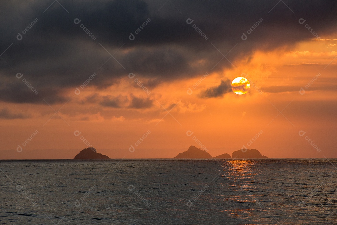 Por do sol na praia de Ipanema.