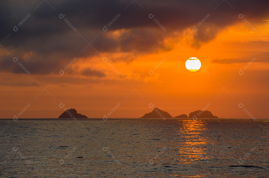 Por do sol na praia de Ipanema.