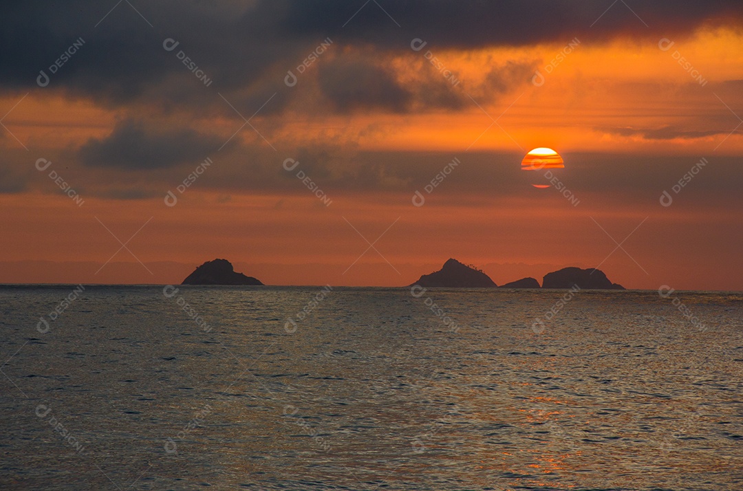 Por do sol na praia de Ipanema.