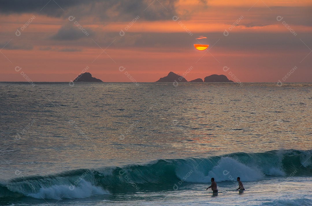 Por do sol na praia de Ipanema.
