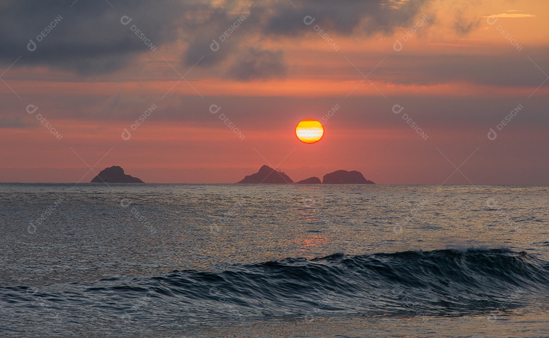 Por do sol na praia de Ipanema.