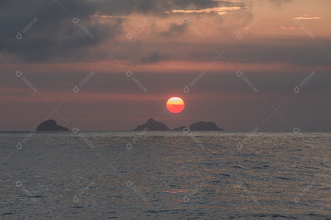 Por do sol na praia de Ipanema.