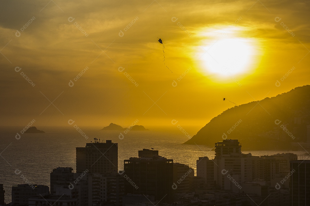 Pôr do sol no morro do Cantagalo.