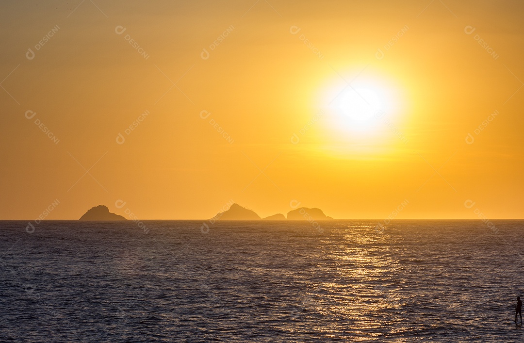 Por do sol na praia de Ipanema.