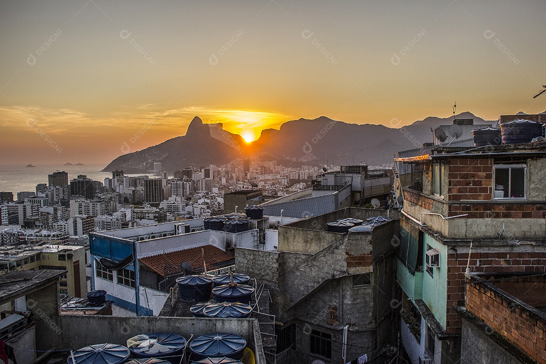 Pôr do sol no morro do Cantagalo.