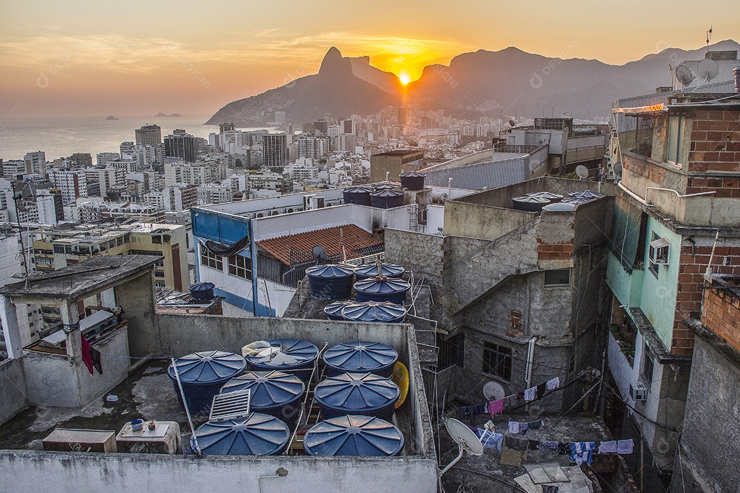 Pôr do sol no morro do Cantagalo.