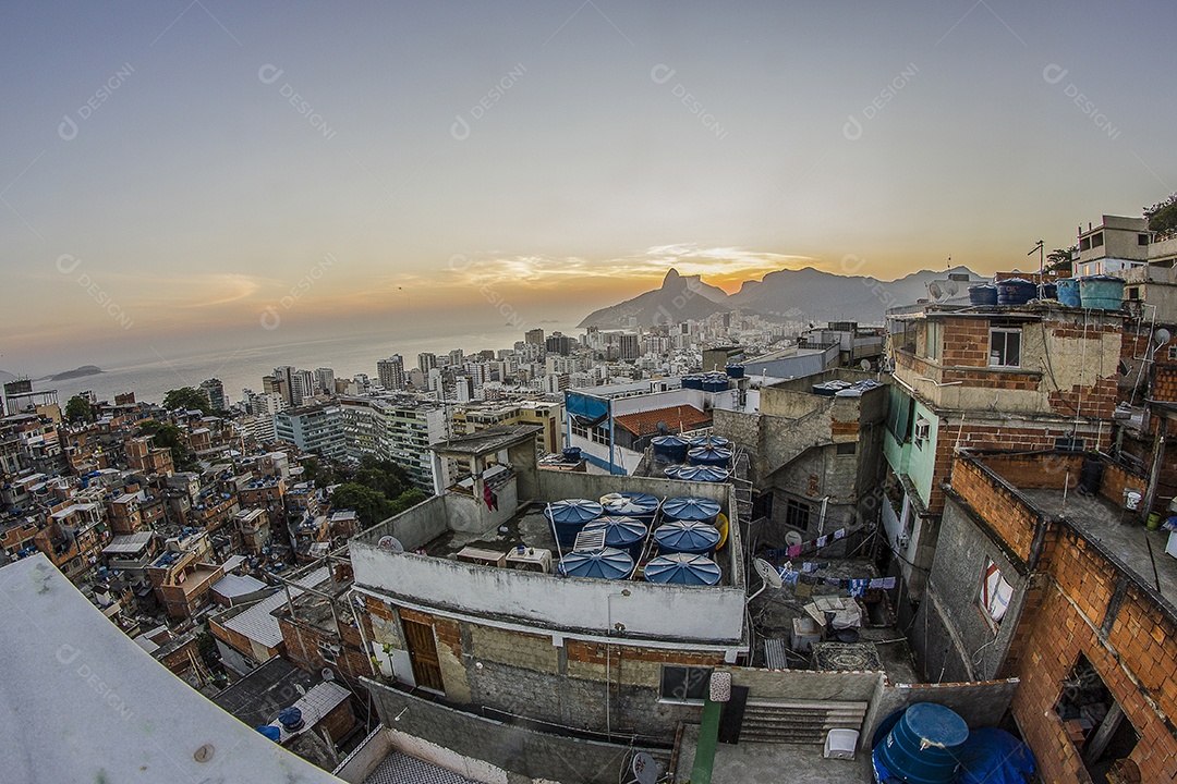 Pôr do sol no morro do Cantagalo.