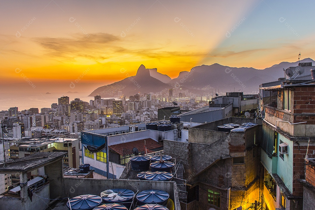 Pôr do sol no morro do Cantagalo.