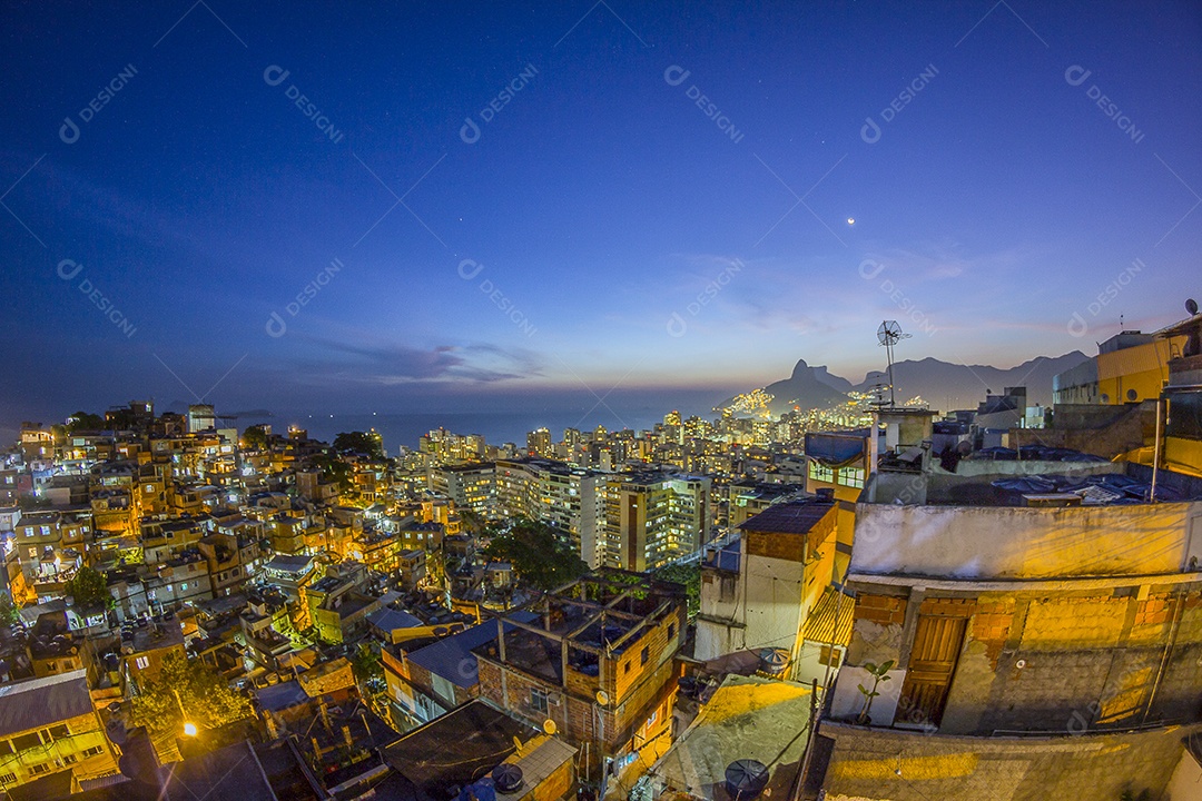 Pôr do sol no morro do Cantagalo.