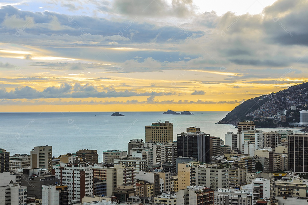 Pôr do sol no morro do Cantagalo.