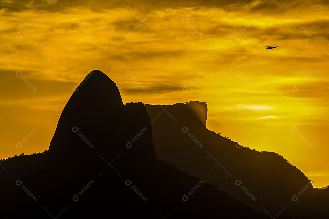 Pôr do sol no morro do Cantagalo.