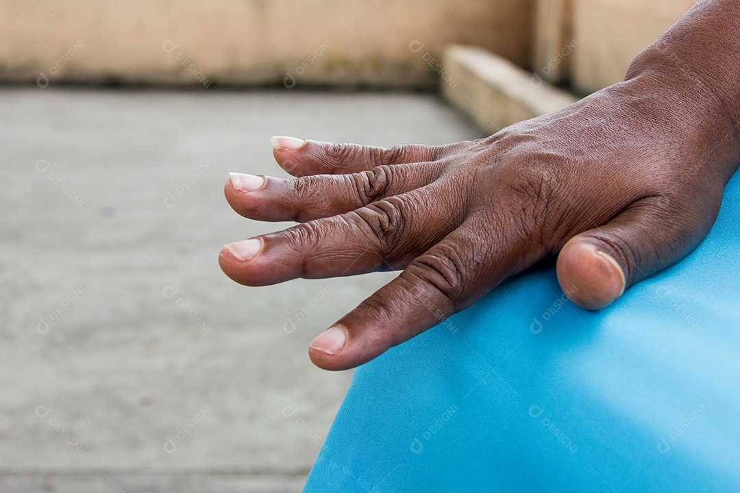 Detalhes da mão de uma pessoa antiga.