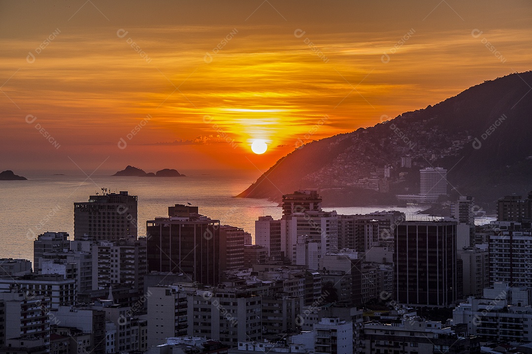 Pôr do sol no morro do Cantagalo.