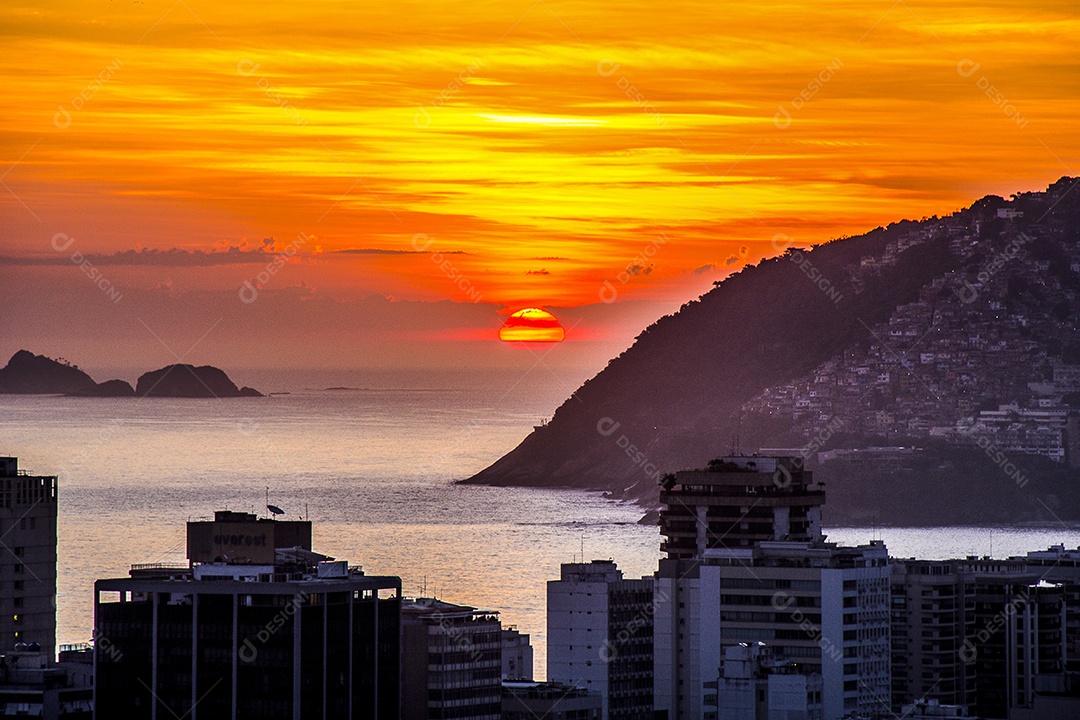 Pôr do sol no morro do Cantagalo.