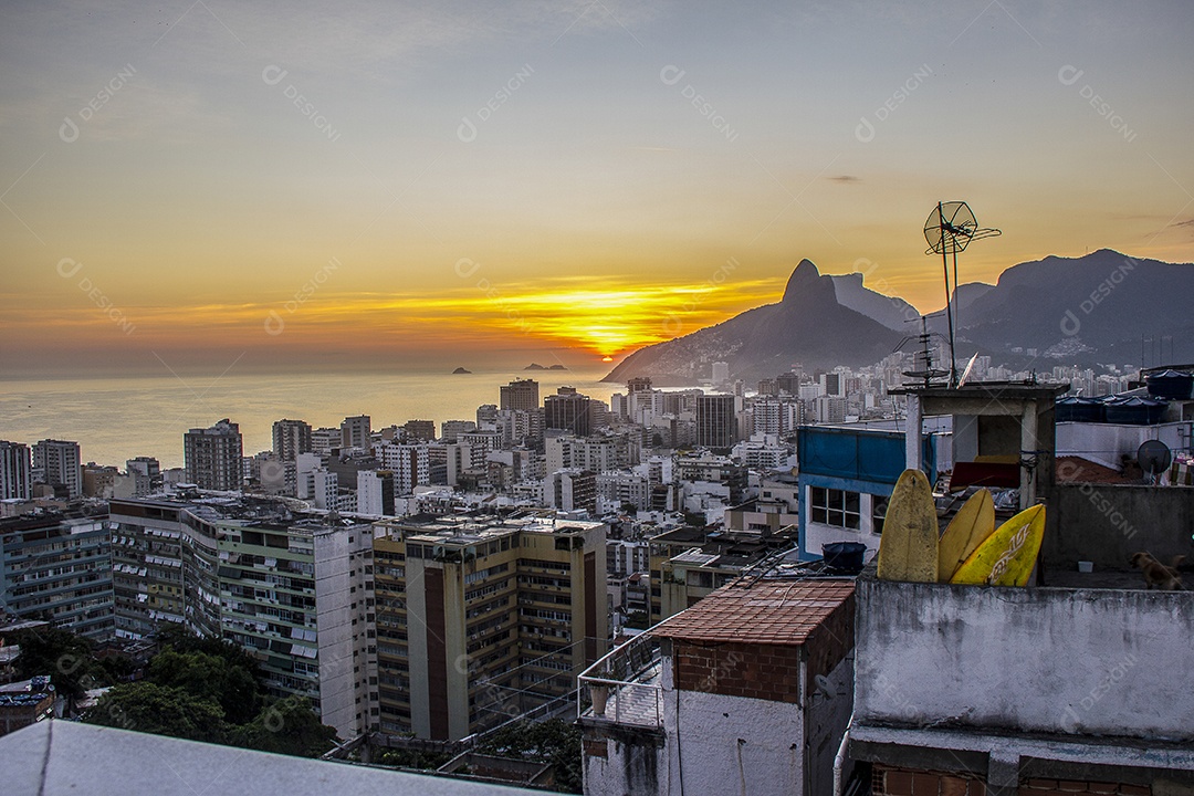 Pôr do sol no morro do Cantagalo.