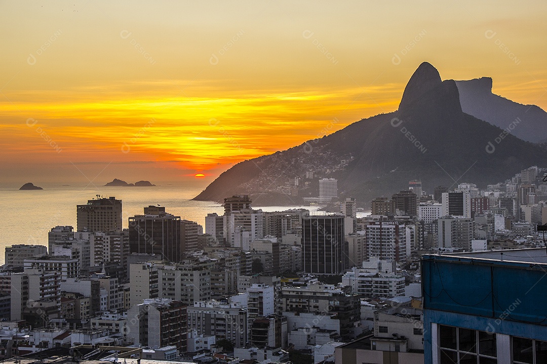 Pôr do sol no morro do Cantagalo.