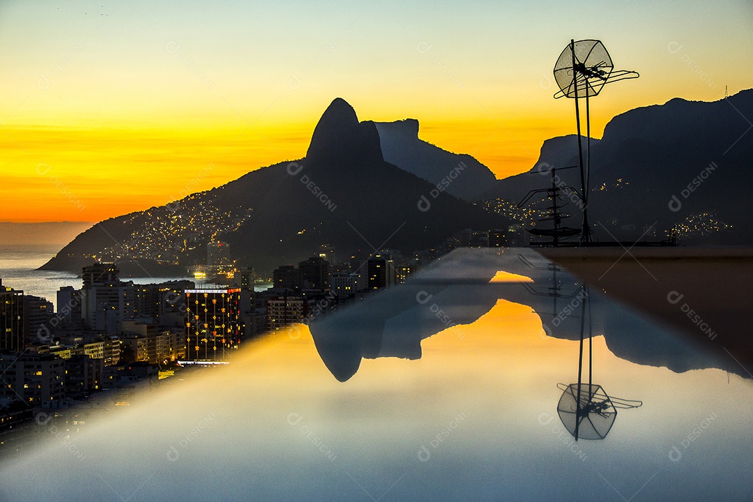 Pôr do sol no morro do Cantagalo.
