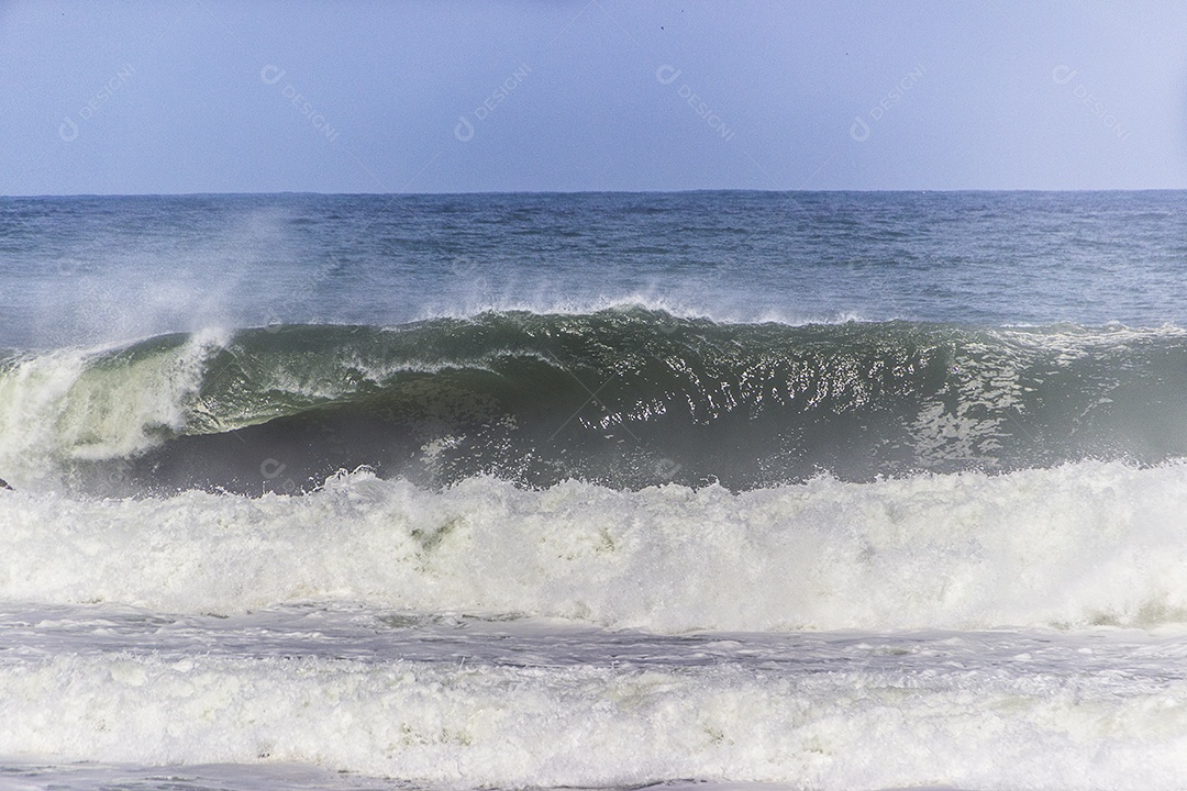 Onda na praia do arpoador no Rio de Janeiro.