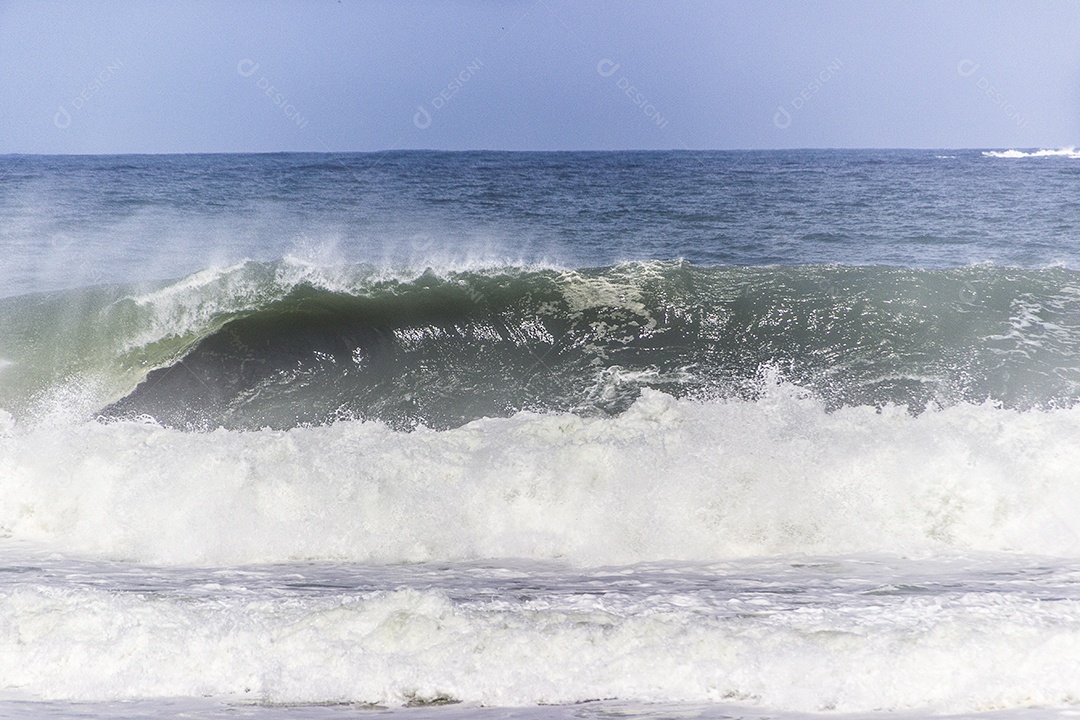 Onda na praia do arpoador no Rio de Janeiro.