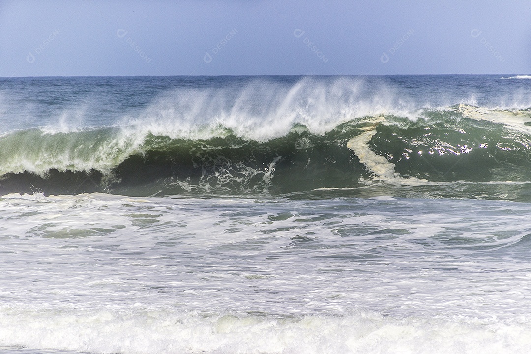 Onda na praia do diabo no Rio de Janeiro.