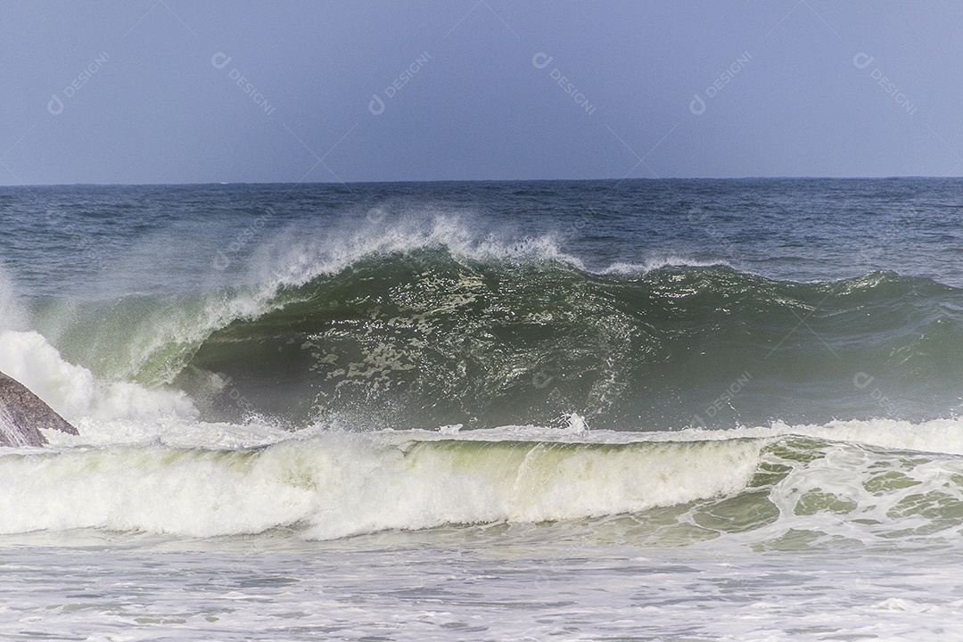 Onda na praia do diabo no Rio de Janeiro.