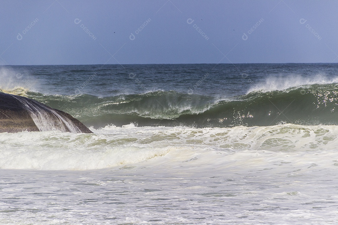 Onda na praia do diabo no Rio de Janeiro.