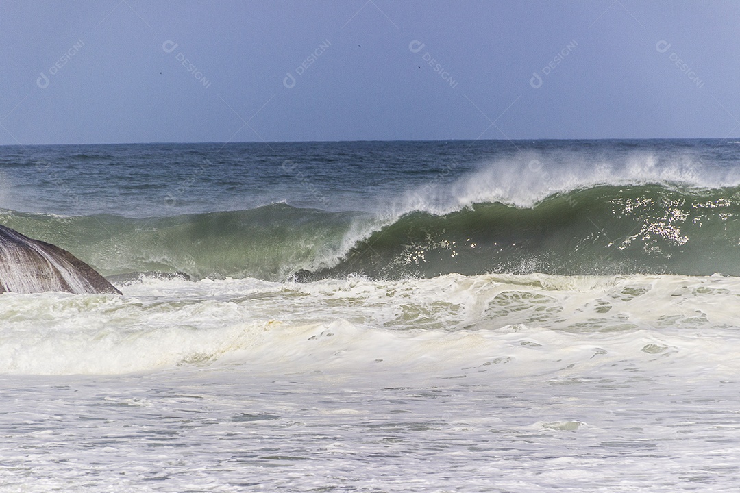 Onda na praia do diabo no Rio de Janeiro.
