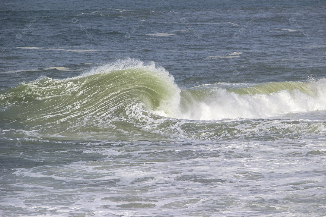 Onda na praia do diabo no Rio de Janeiro.