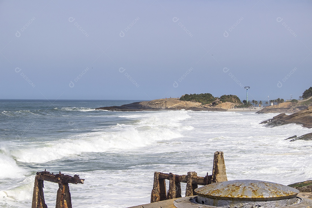 Onda na praia do diabo no Rio de Janeiro.