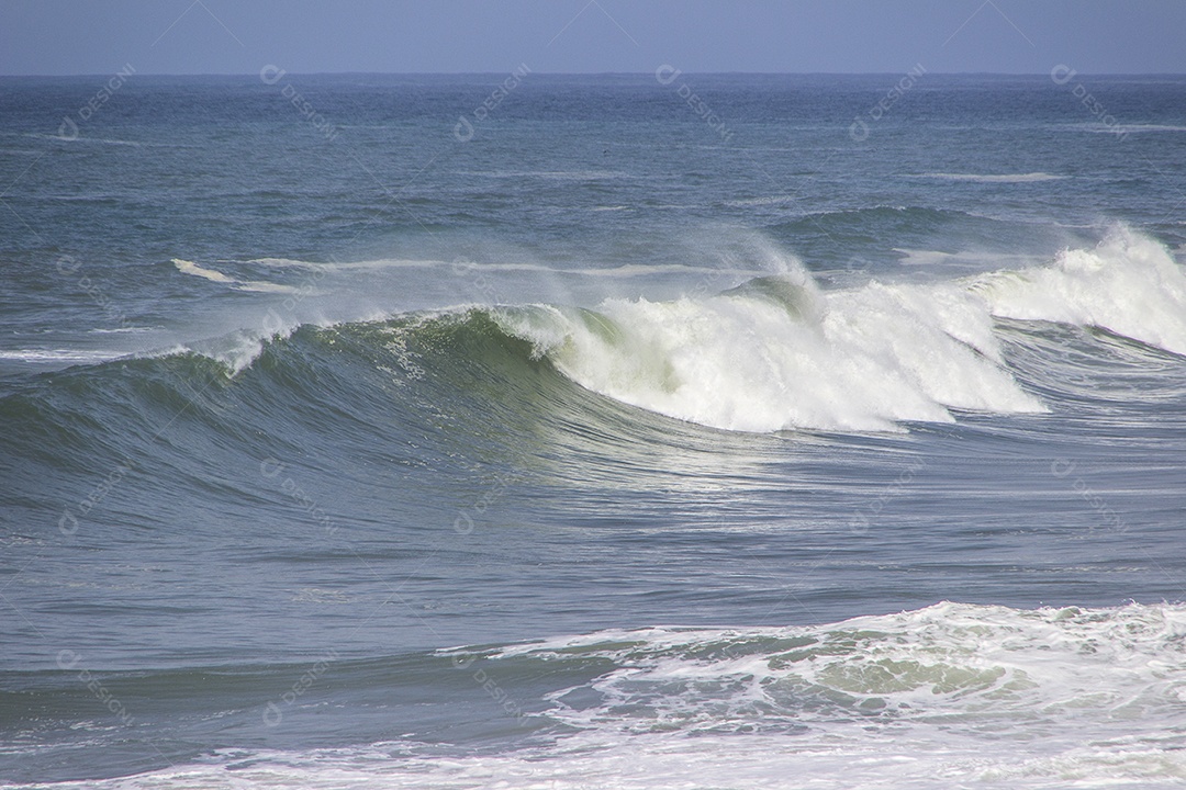 Onda na praia do diabo no Rio de Janeiro.