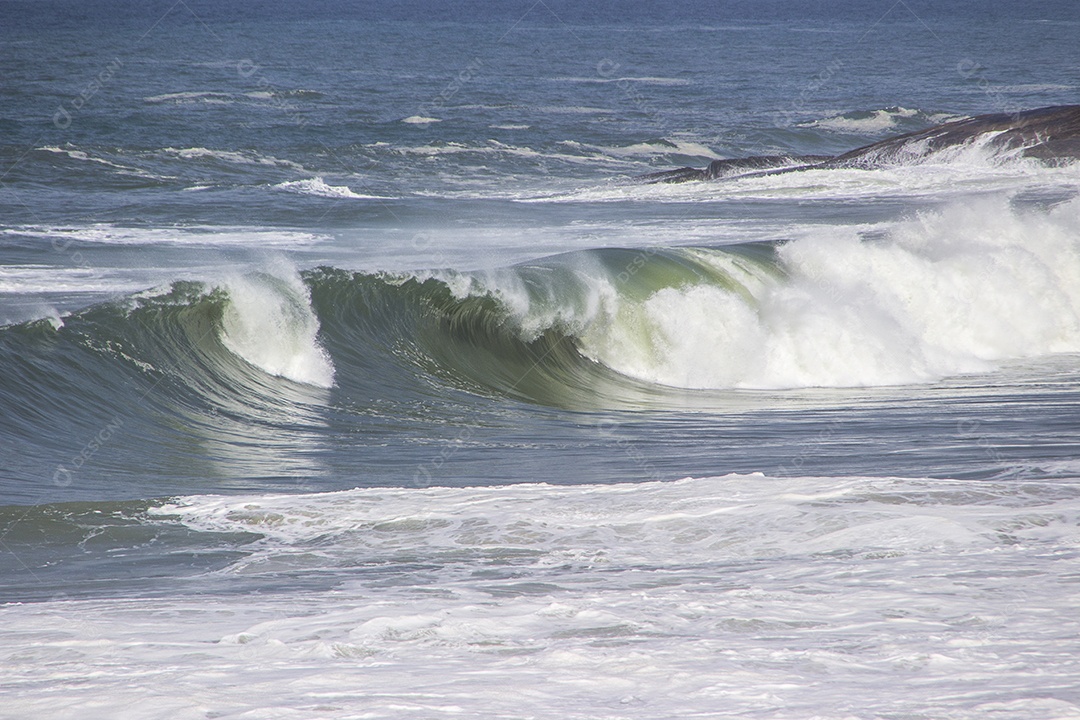 Onda na praia do diabo no Rio de Janeiro.
