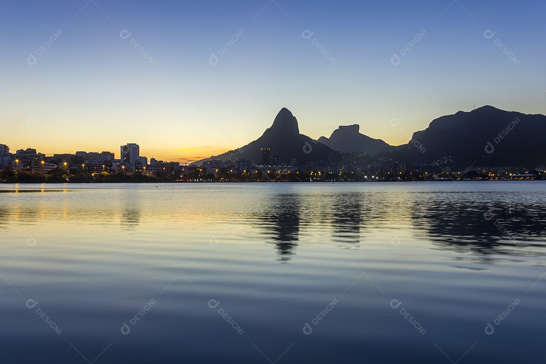 Pôr do sol na lagoa Rodrigo de Freitas.