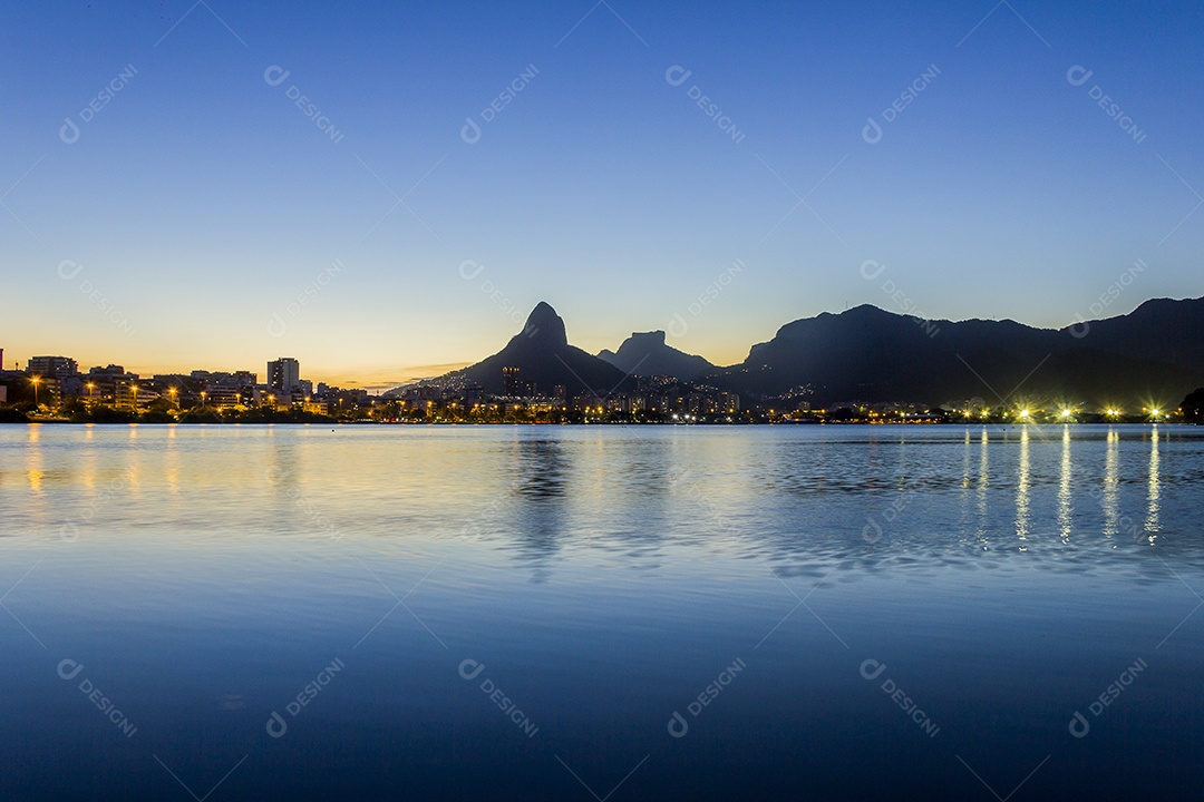 Pôr do sol na lagoa Rodrigo de Freitas.