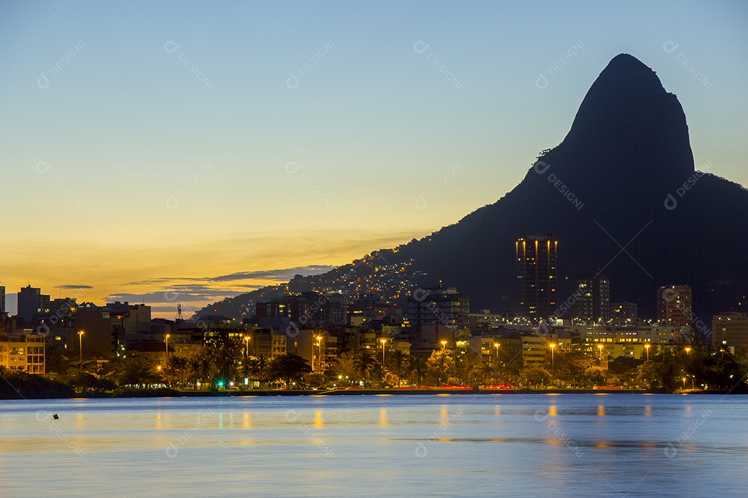 Pôr do sol na lagoa Rodrigo de Freitas.