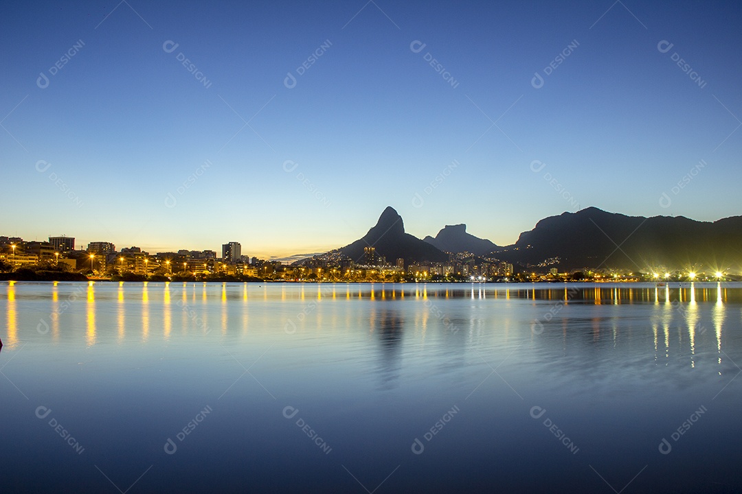 Pôr do sol na lagoa Rodrigo de Freitas.