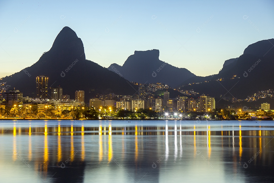 Pôr do sol na lagoa Rodrigo de Freitas.