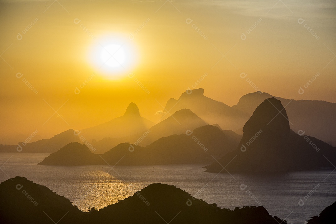 Pôr do sol no parque da cidade Niterói.