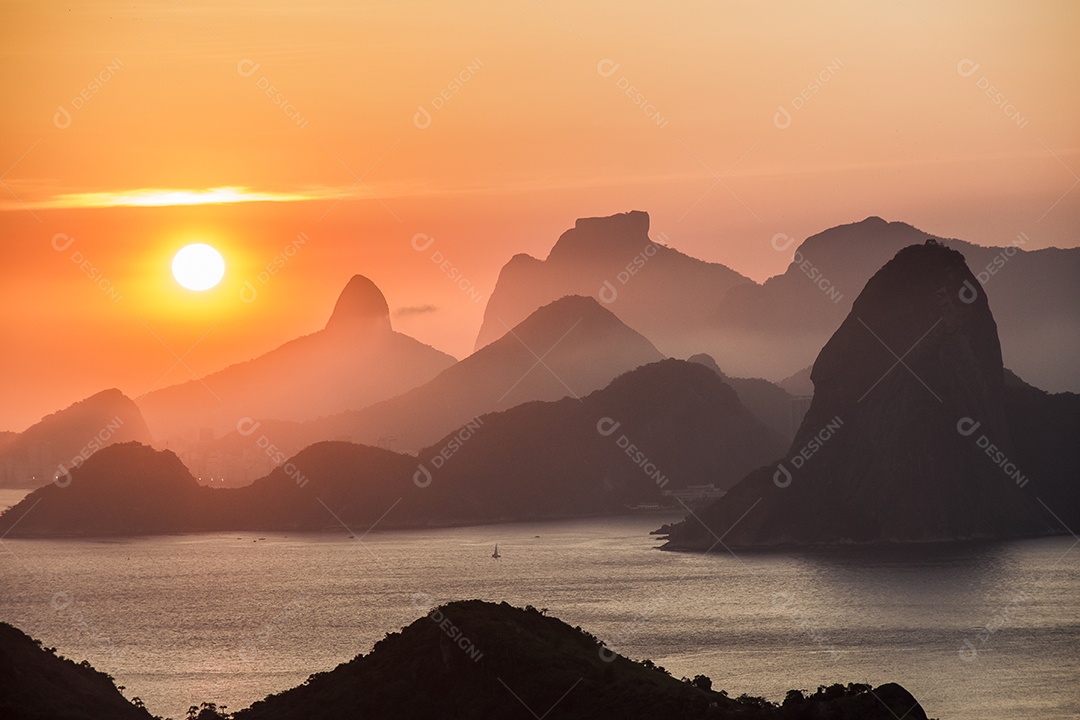 Pôr do sol no parque da cidade Niterói.