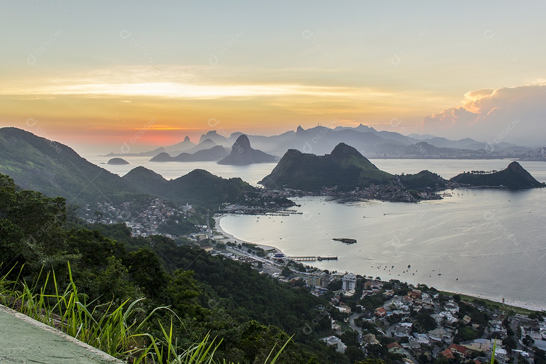 Pôr do sol no parque da cidade Niterói.
