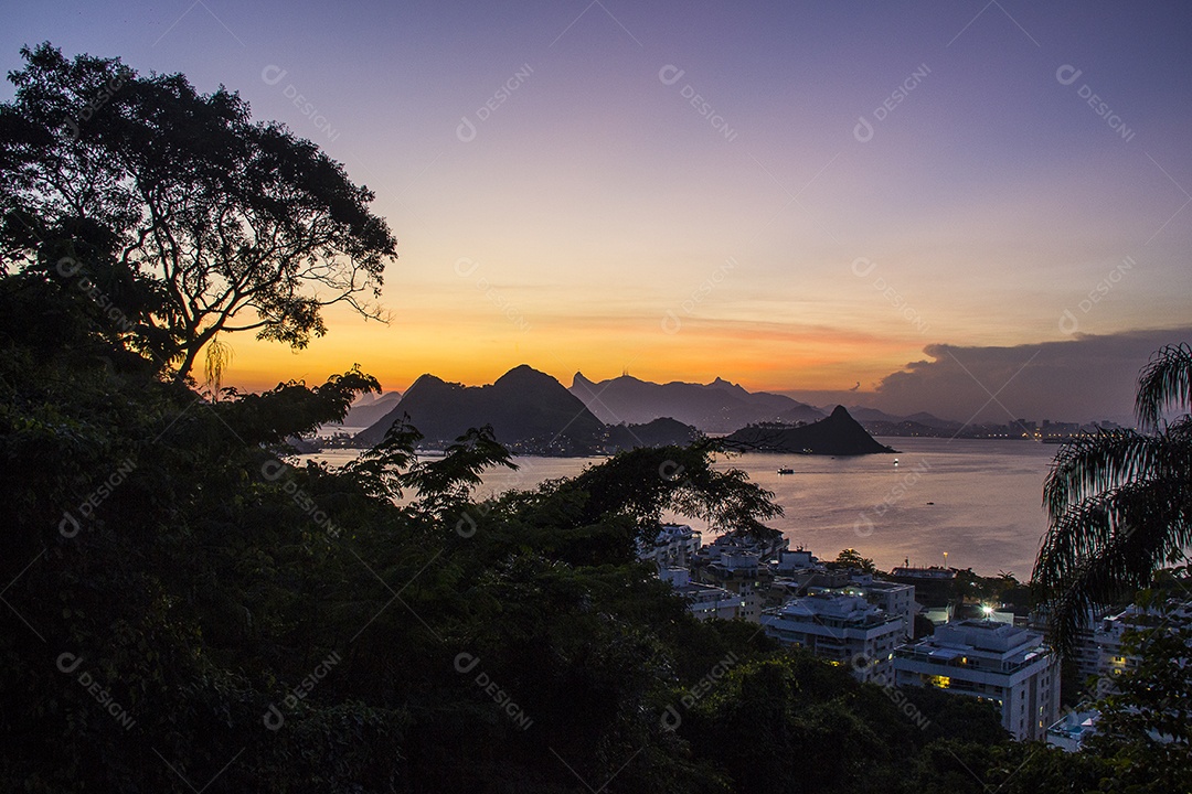 Pôr do sol no parque da cidade Niterói.