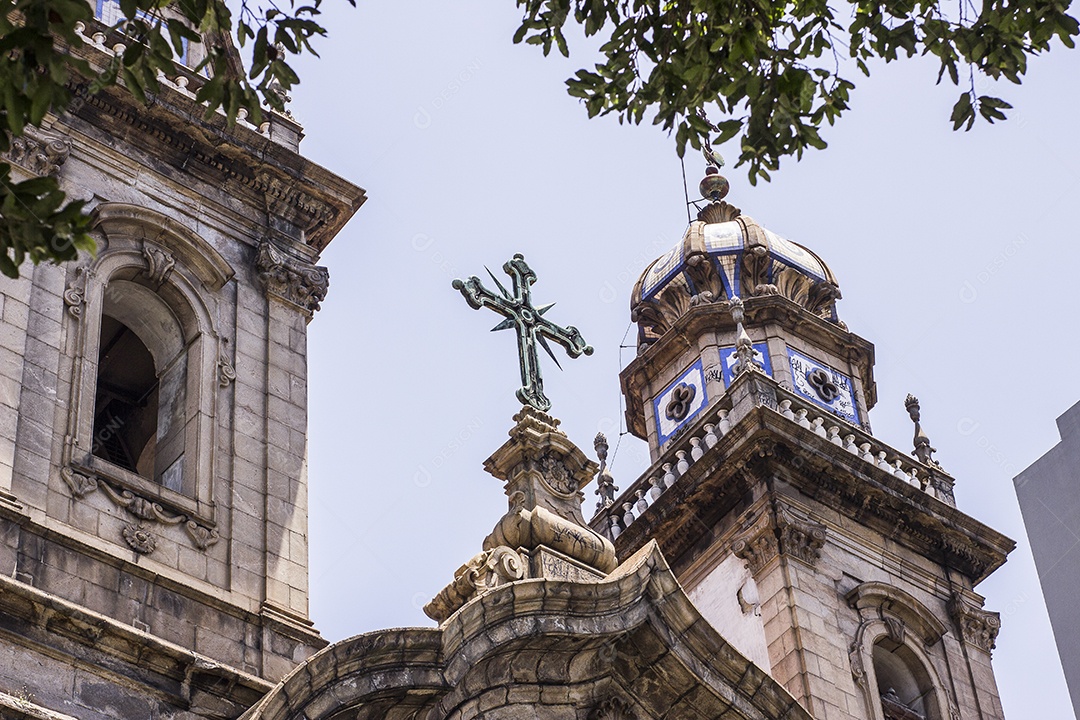 Duas torres de igreja sobre centro cidade Rio de Janeiro